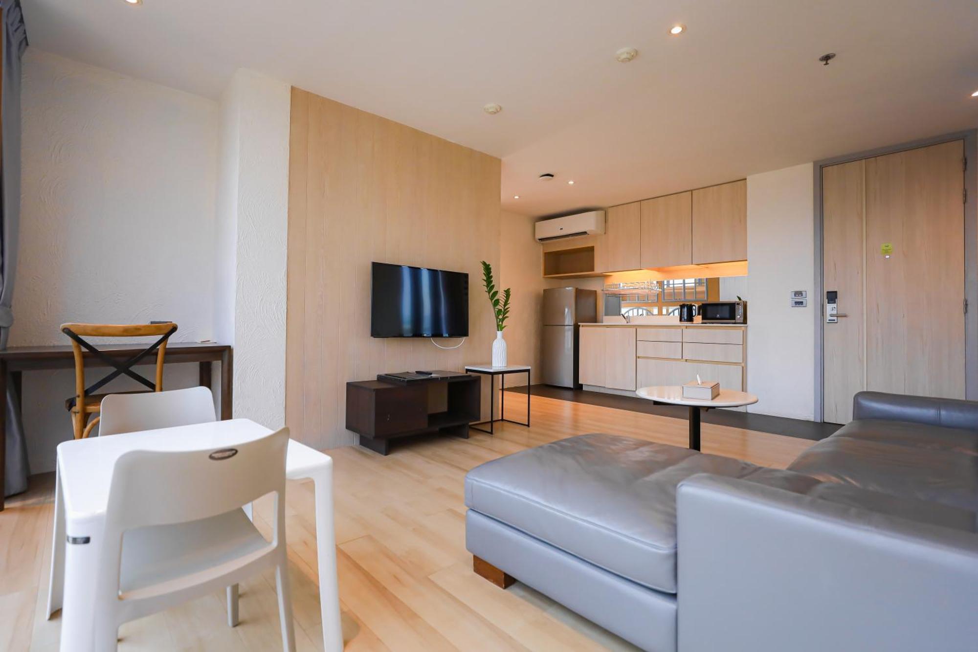 Balcony Seaside Sriracha Hotel & Serviced Apartments Si Racha Exterior photo